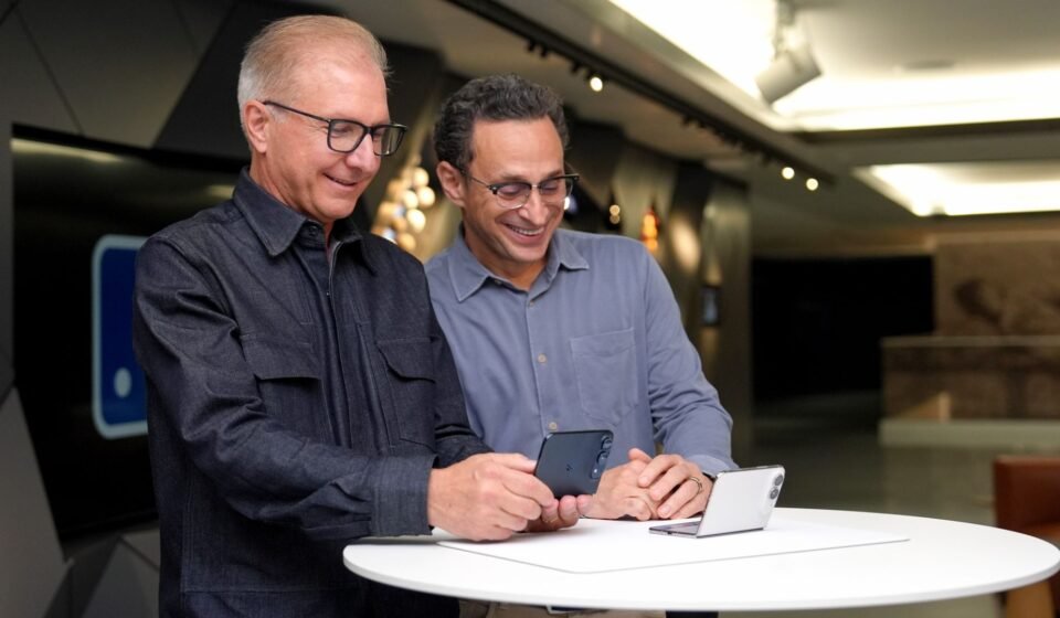 Greg Joswiak, Apple’s senior vice president of Worldwide Marketing, and Kenny Gersh, MLB’s executive vice president of Media, Business Development, and Product, using the MLB app on iPhone Duo.