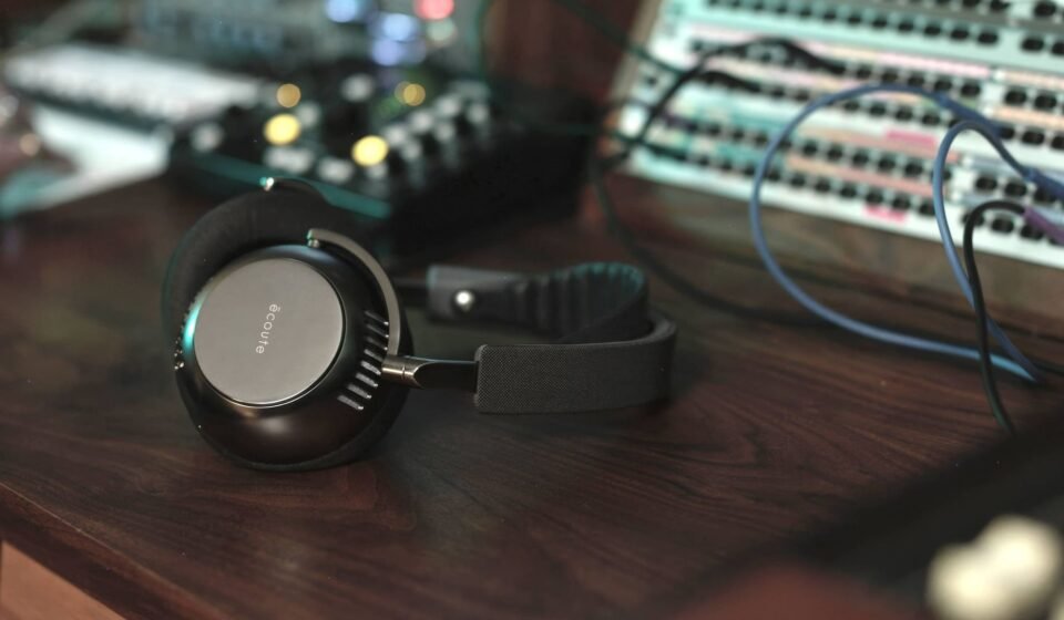 The Écoute TH2 on a wooden desk next to some equipment